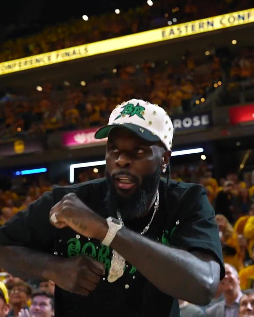 专业气氛组“第一詹吹”史蒂芬森现身步行者主场观战